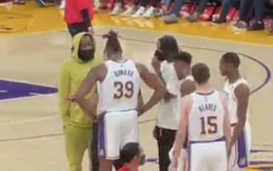 霍华德肘击夏普一级恶意犯规，哈登趁热打铁送霍华德6犯离场