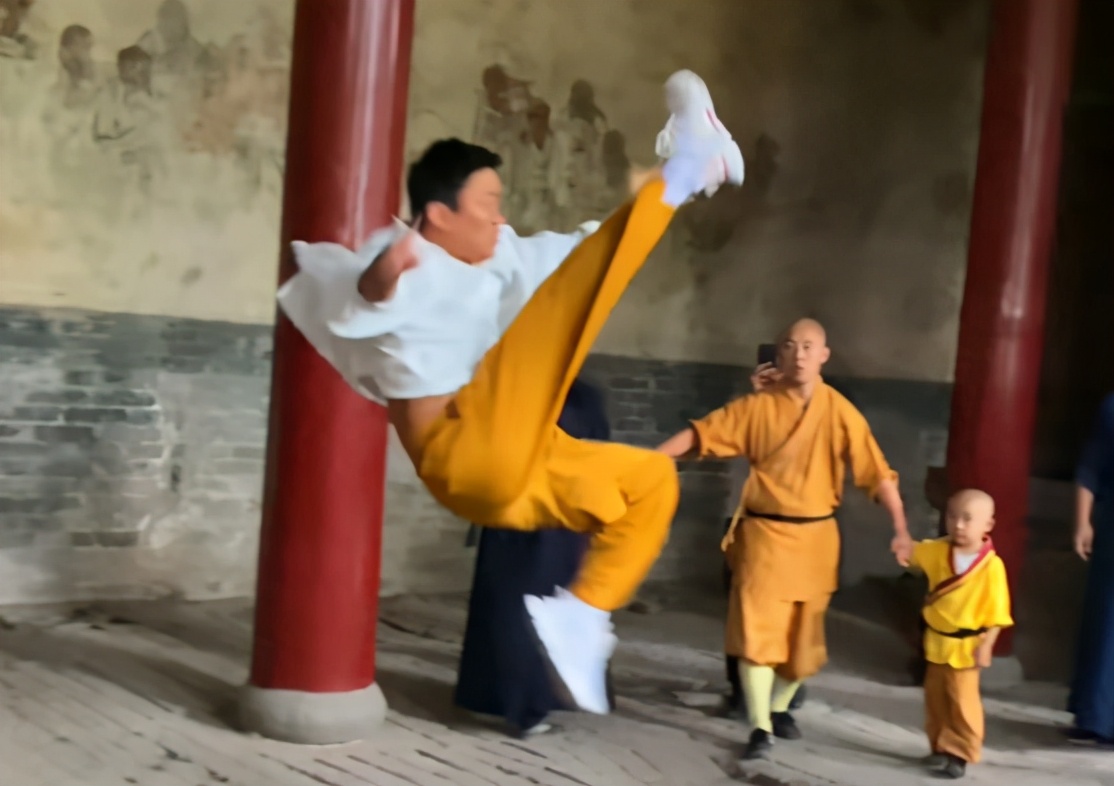 王宝强回归少林寺现场表演武功,王宝强重回少林寺练功场面