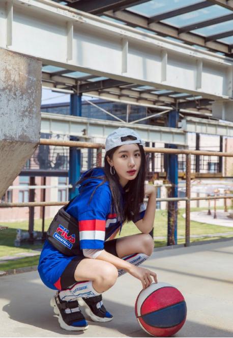 李菲儿穿搭日常,李菲儿的机场穿搭宛如18岁的少女