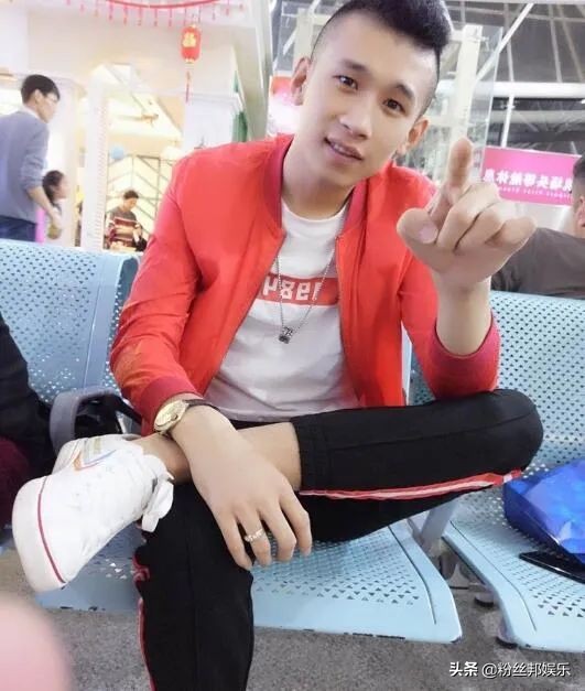 女主播在李二狗家中直播，抱着孩子出镜露脸，澄清并非是他的孩子