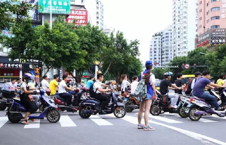 电动车没劲是需要换电瓶了吗,老电动车跑起来无力跑不快