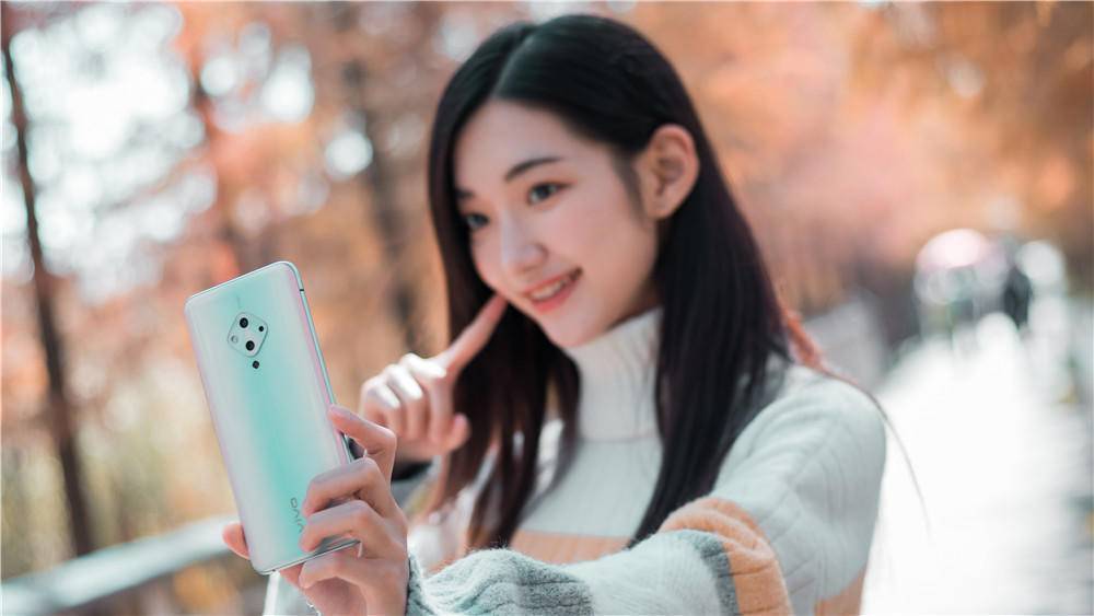 有时心动只是一瞬间,《昕薇》豪华裸妆小样套盒内含vivoS5