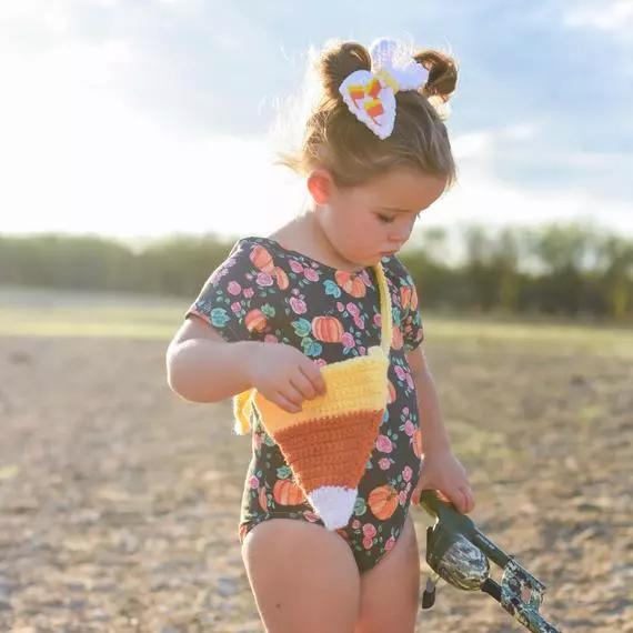 如何钩小包上的小装饰,钩个随身小包包好看