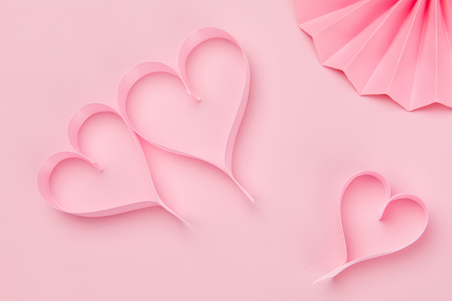 女人想被你“泡”，表面害羞，实则会主动做这些事