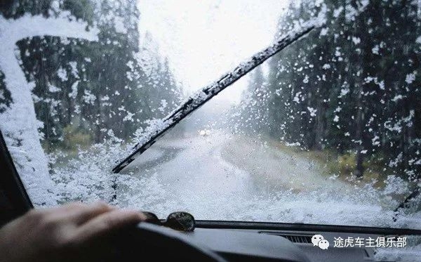 浓缩玻璃水掺自来水还是纯净水,汽车玻璃水用完了可以加水吗