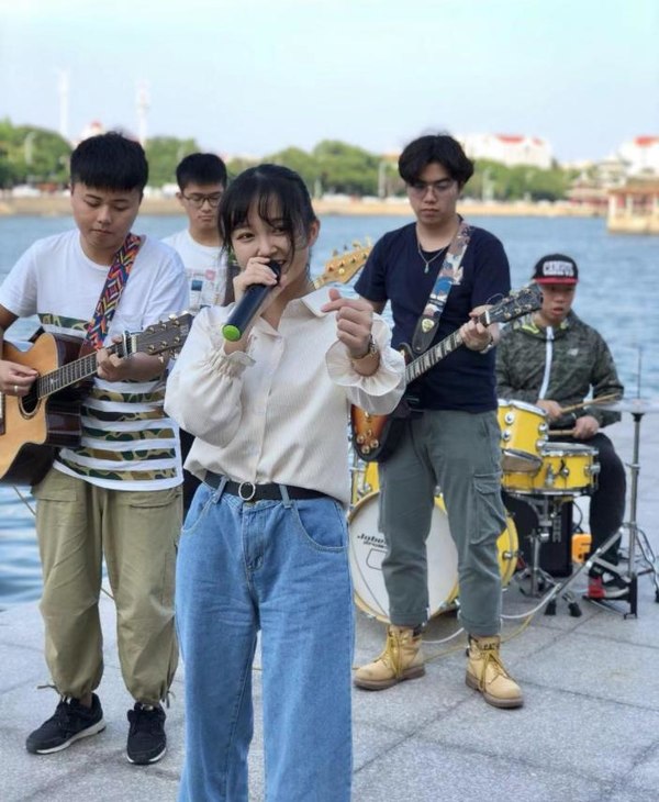 三个阳光小男孩,三个阳光男孩唱歌的视频