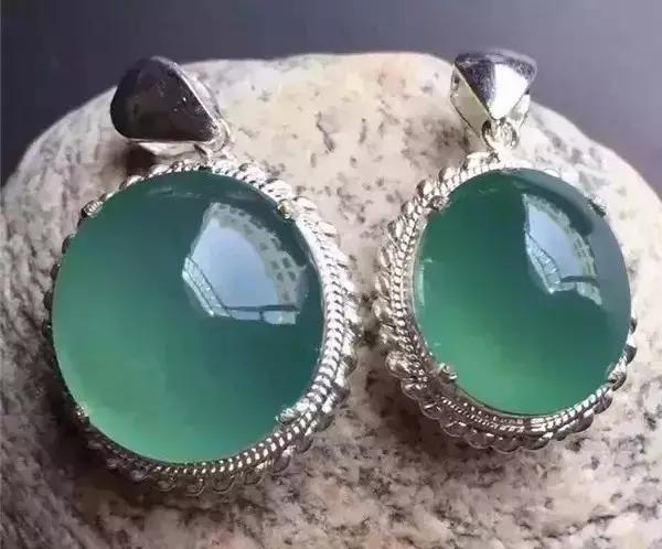 天青冻蓝冰在岫玉里是什么品质的,高端湖蓝色天青冻岫玉值钱吗