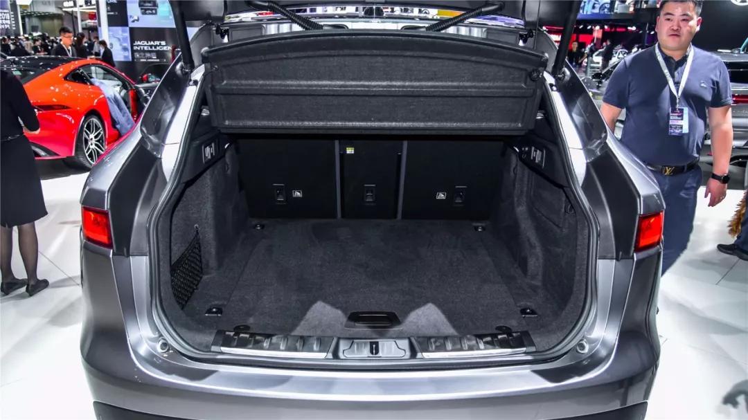 四十多万买捷豹f-pace到底值不值,捷豹f-pace又银色落地