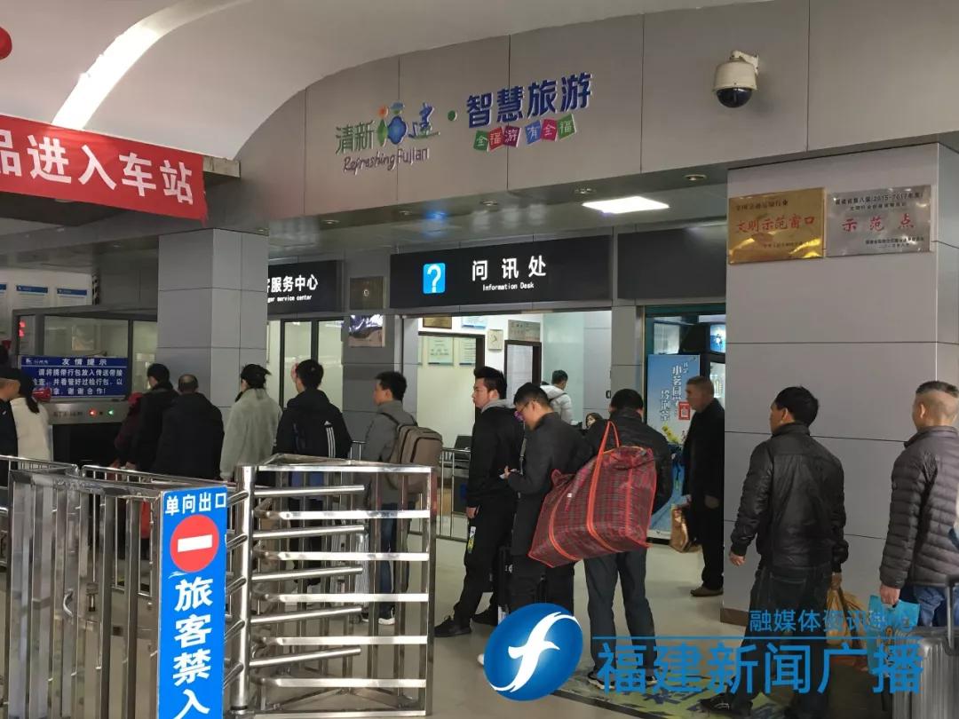 福州火车北站“汽车票代售点”坑人?记者暗访「新闻三剑客」