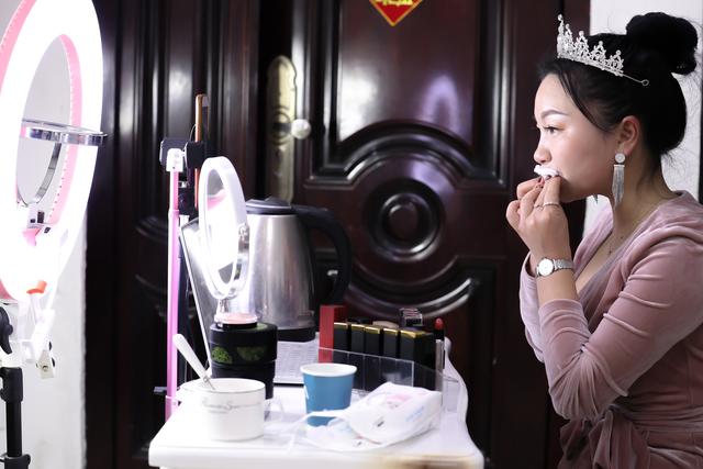 年入百万“神仙姐姐”热心做公益曾做生意被骗光想自杀穿睡衣返乡想感谢当年绿皮车上塞给她100元的陌生男