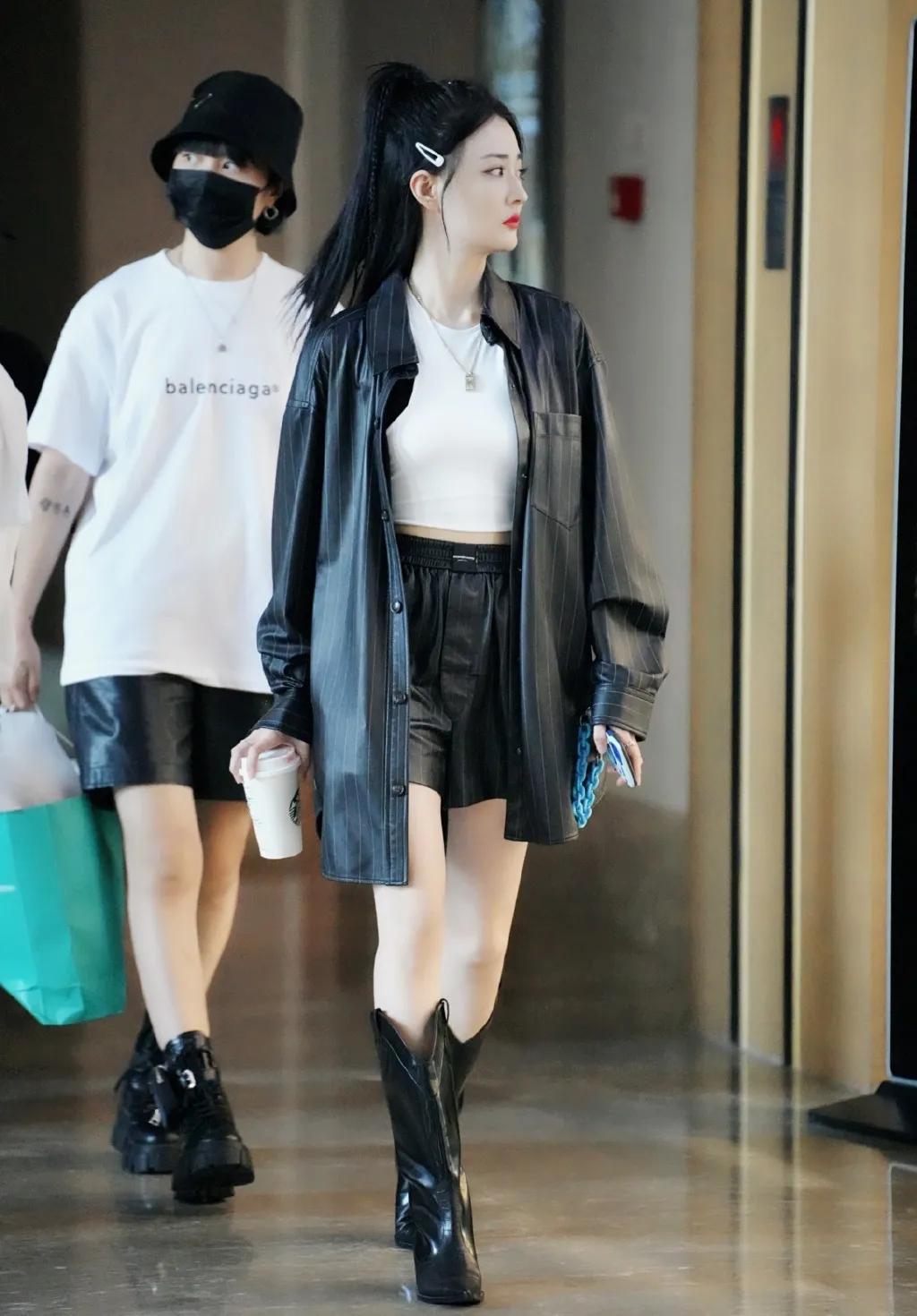 杨幂穿连体短裤时尚大片,杨幂现身粉色风衣配短裤