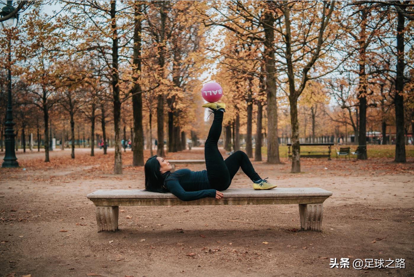 花式足球技巧之三个高难度坐姿花式技巧