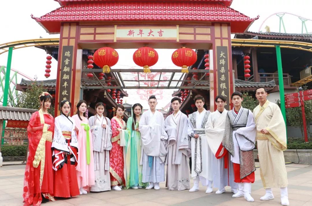 为了集五福，我用女朋友的口红写了个“福”字