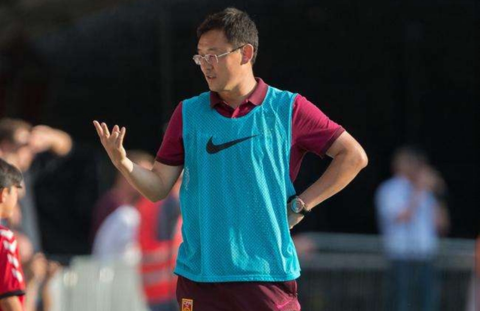 中国足球传喜讯！国足名宿当选*疆新**足协副主席，冲击世界杯真有戏