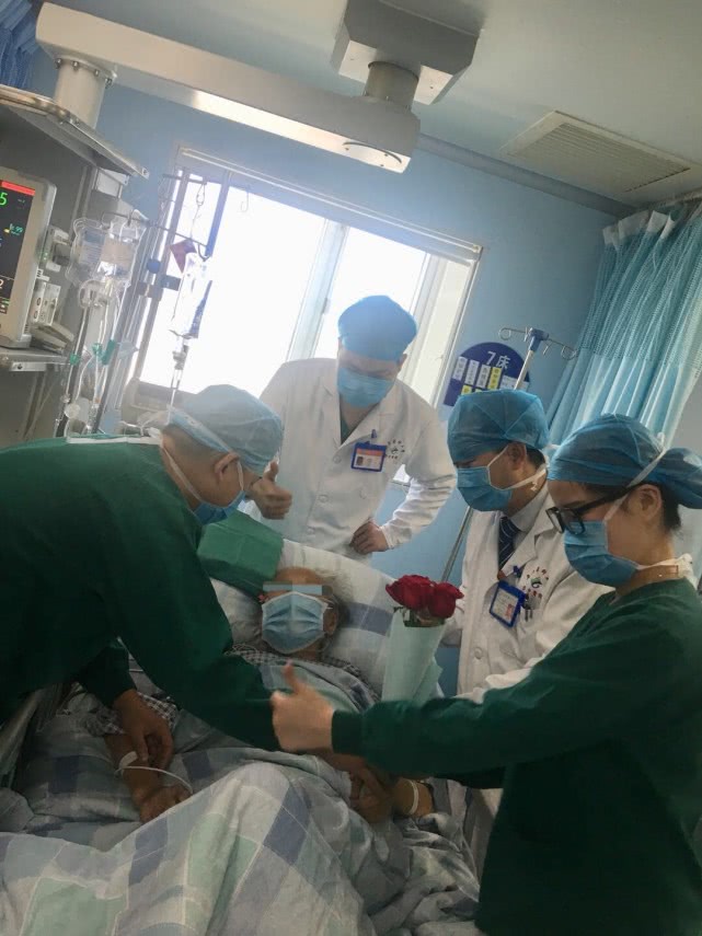 百岁骨折患者成功手术,百岁老人摔倒医生全力救治
