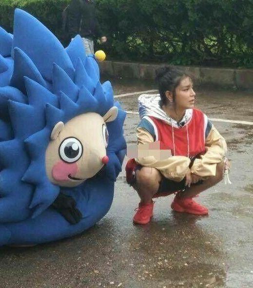 曾为超女冠军，如今却在街头和卡通人偶唱唱跳跳