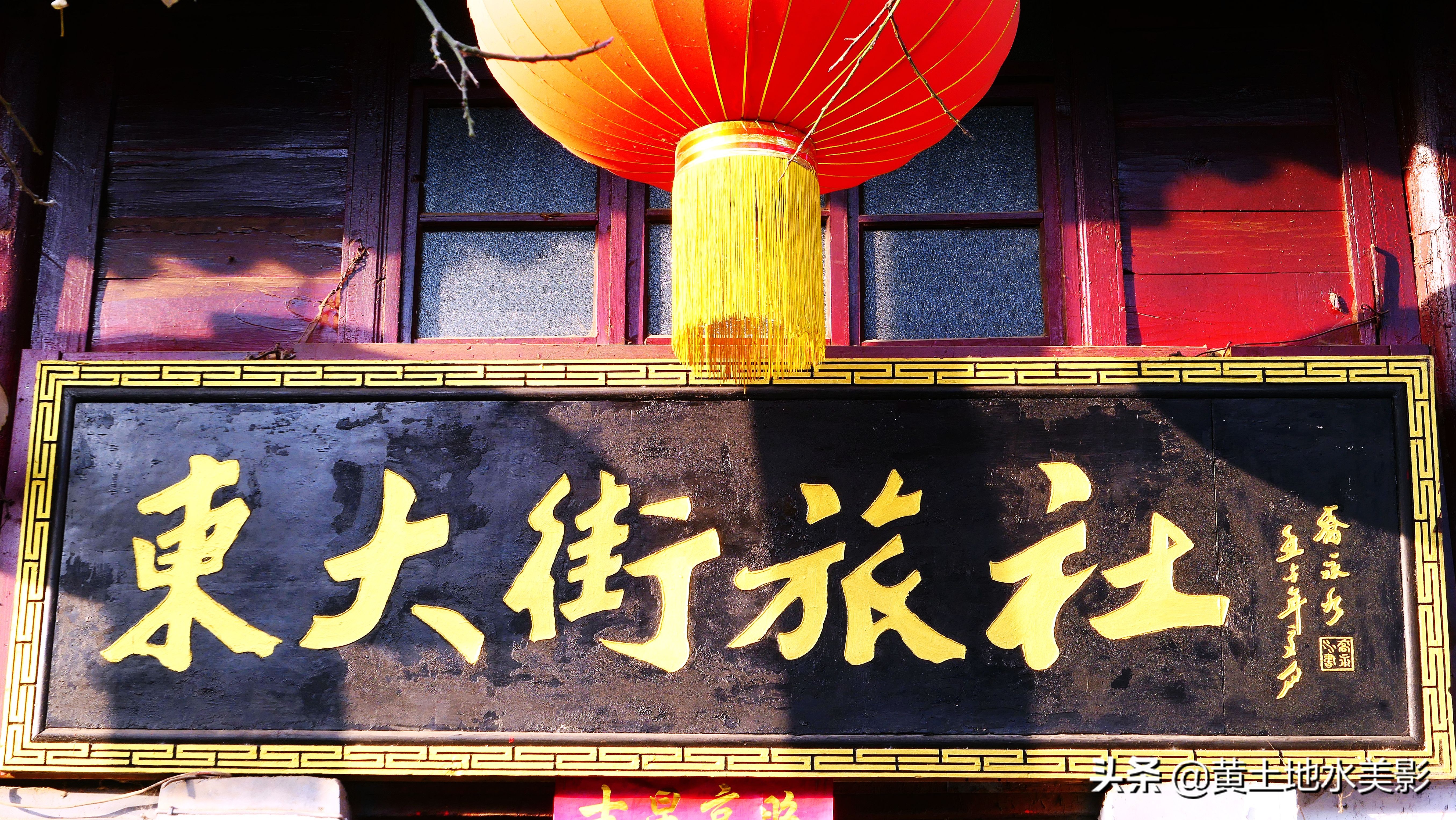 一群鸽子绕鼓楼盘旋,一家老外吃在洛阳,漫步在洛阳老城的街上