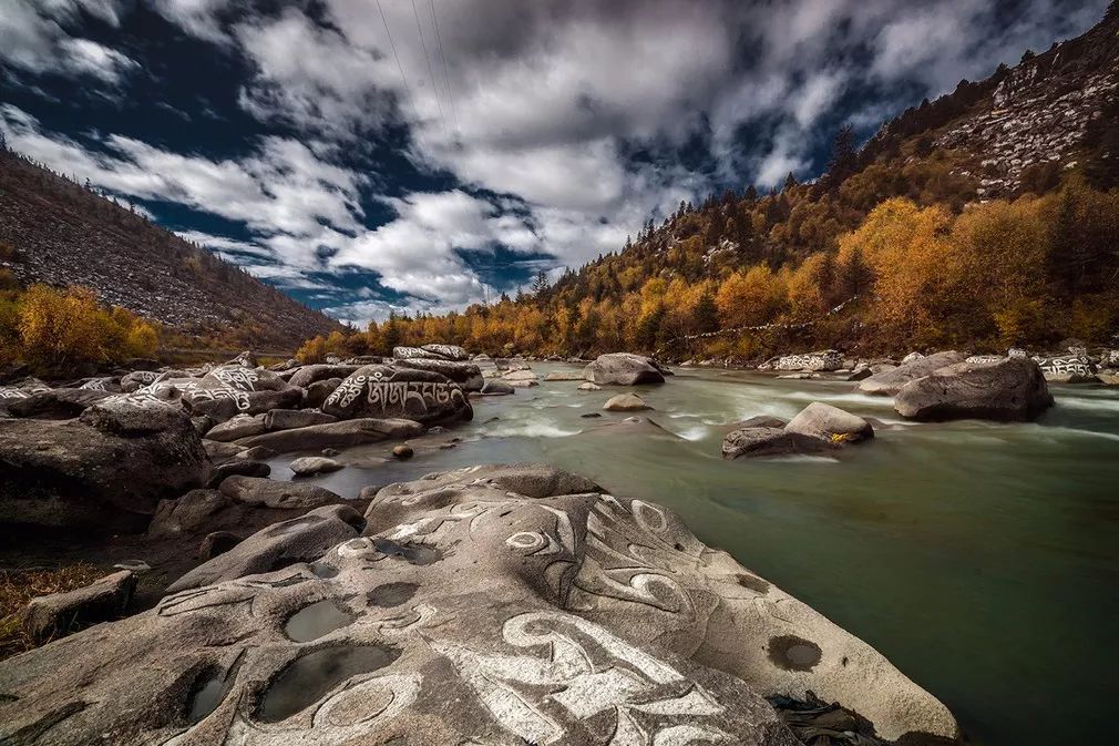 玛尼石凝固在石头上的信仰,玛尼石藏文