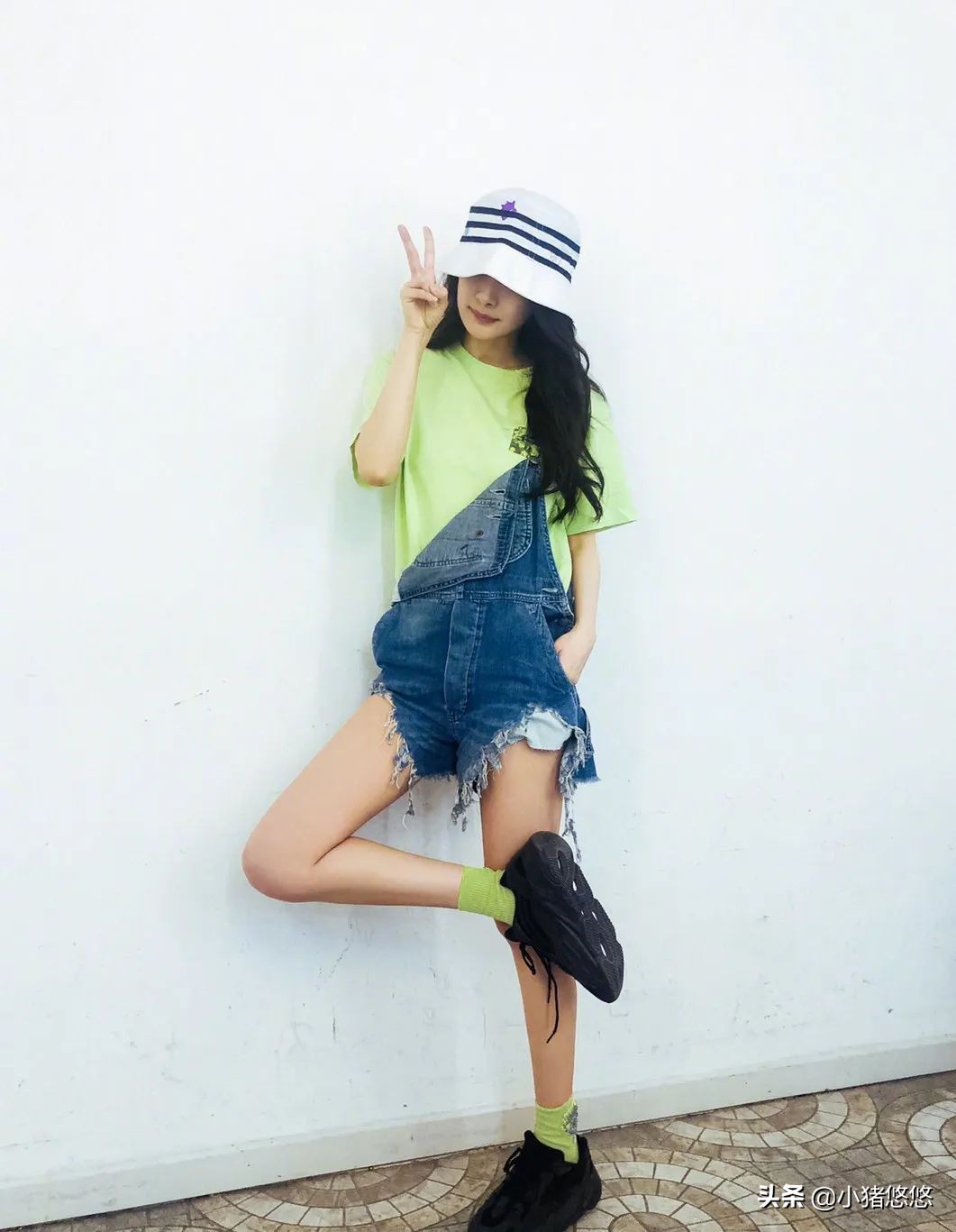 连帽卫衣白色帆布鞋高级穿搭,绿色卫衣配帆布鞋还是老爹鞋