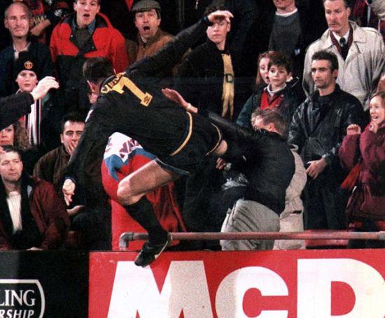 足球过人精彩瞬间震撼全场,坎通纳飞踹球迷曼联