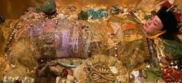 慈禧出殡的时候据说臭气熏天,慈禧太后死后诈尸之谜