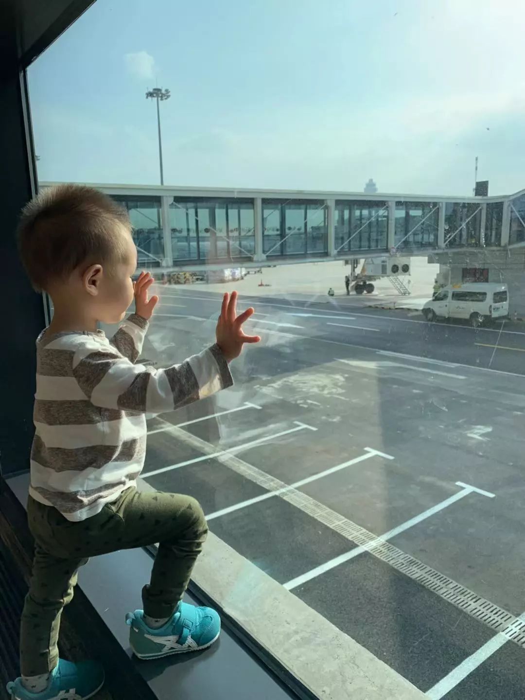 一岁半带娃坐飞机步骤,带娃出行第一次坐飞机