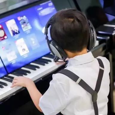 全国首台高校公共钢琴落座母校北师大