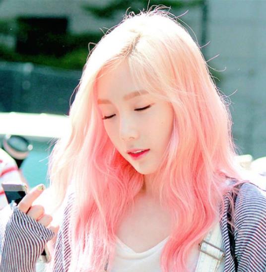 韩国女明星lisa发色棕色,韩国女艺人发色温柔显白
