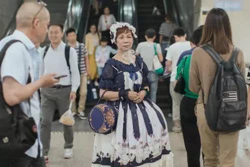 lo圈的美学理念下不断修正、改变自我，让自己配得上这些小裙子