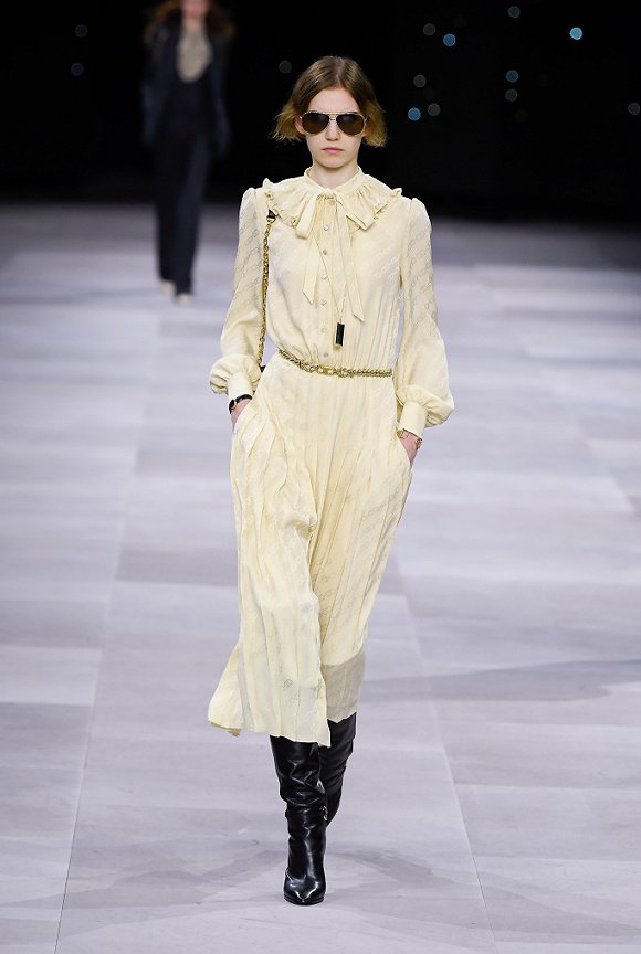 初入职场的女性对衣服的选择,职场应该穿什么衣服女生