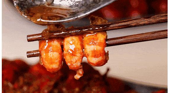 在被摆上餐桌之前，小龙虾也曾让世界人民倍感绝望（菲李漫画）