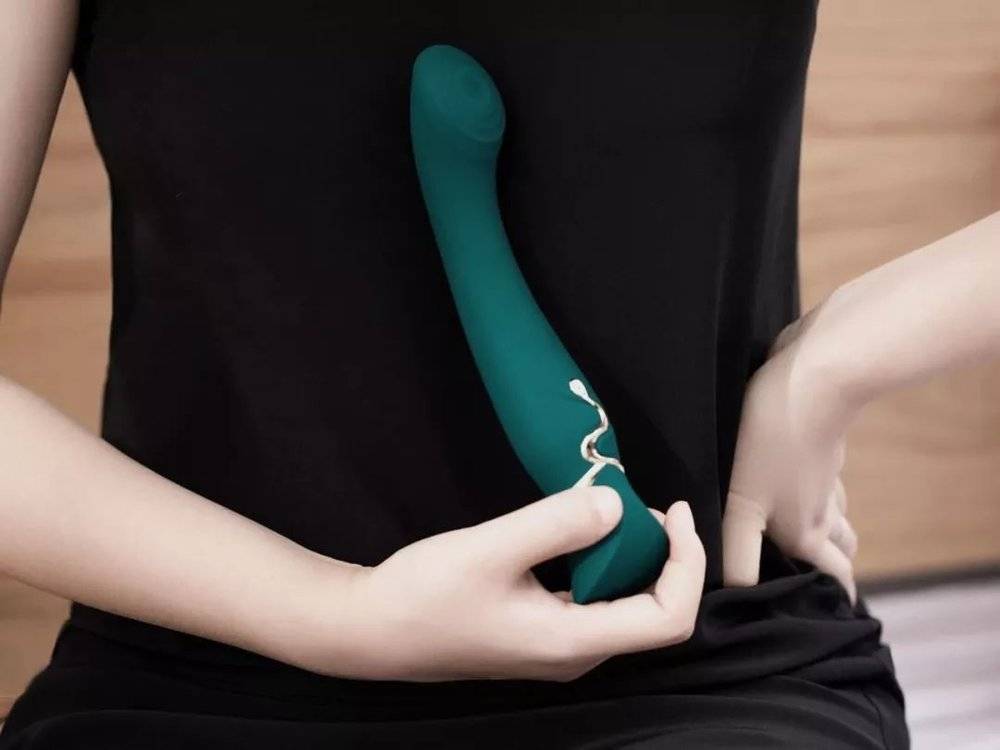 她是一个情趣玩具测评师，亲自试用了1000种产品