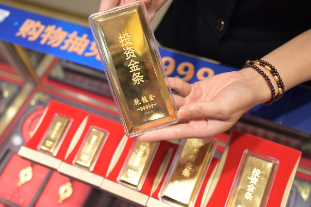 黄金一路“飞涨”，郑州多家金店客流量一般，黄金回收店的顾客却排起了队