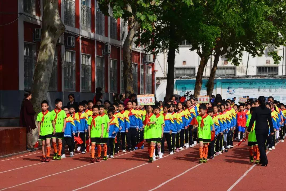 绿茵草地挥斥方遒阳光体育梦圆今朝