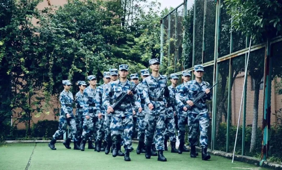 军训完了拍一张照纪念一下,军训完给学生的礼物