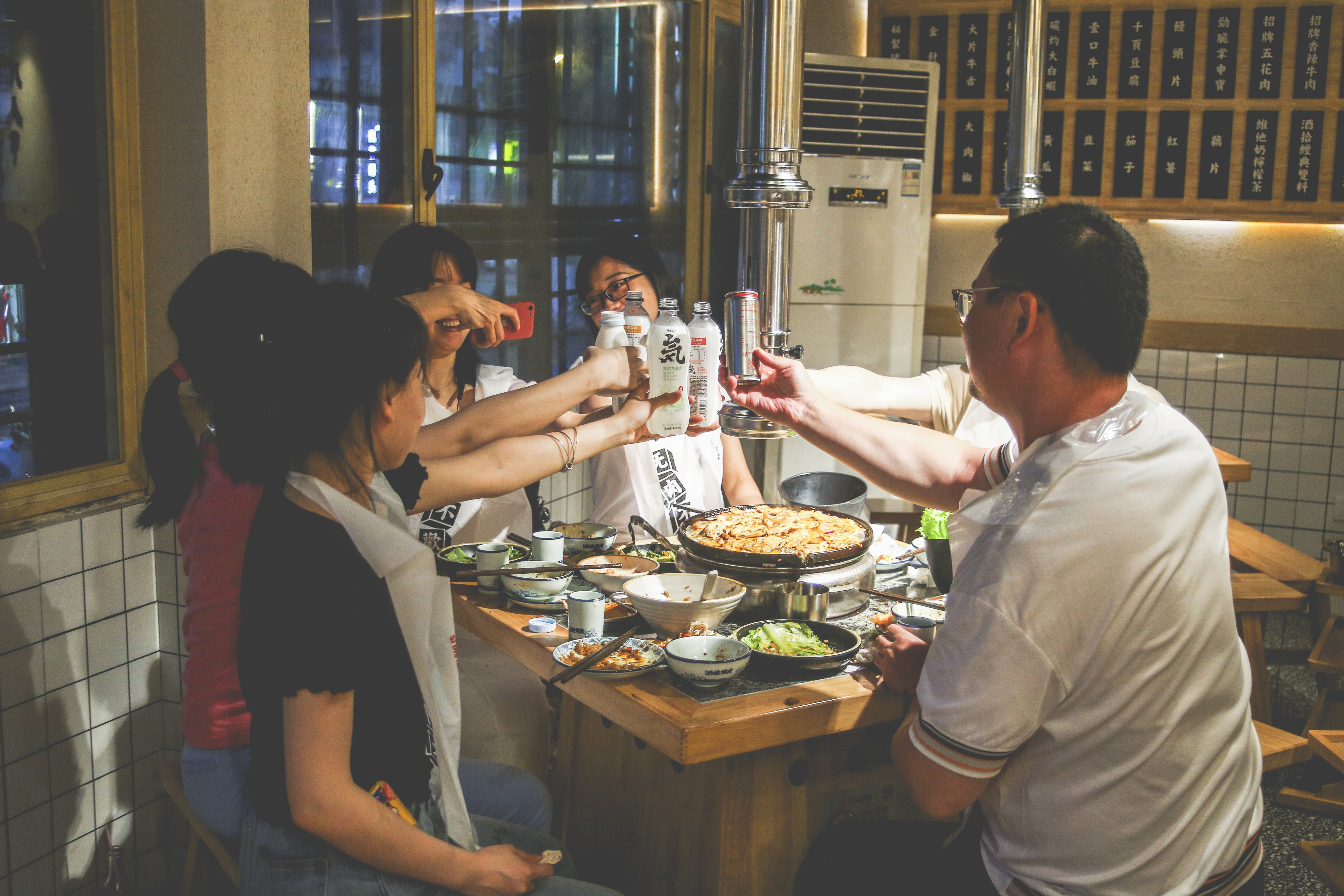 夜间经济下，生意火爆的酒拾烤肉