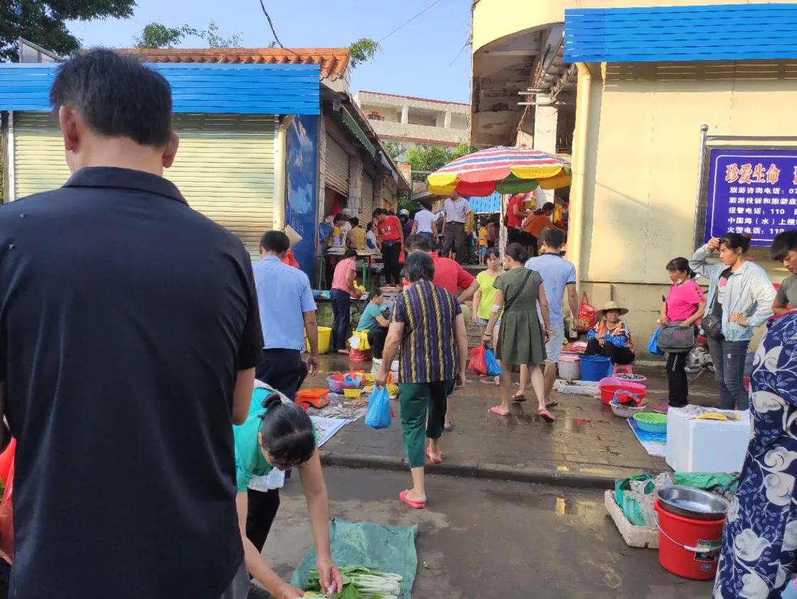 中秋节的福成街头，马路上挤满人的氛围才叫过节！