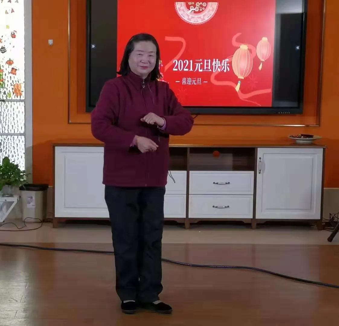 郑州怡丰新都汇社区德艺双馨艺术团大爱无疆做公益演出众人称赞。