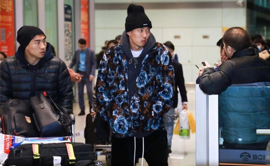 国足结束亚洲杯回到北京，名牌衣服和名包抢镜，国脚购物收获满满