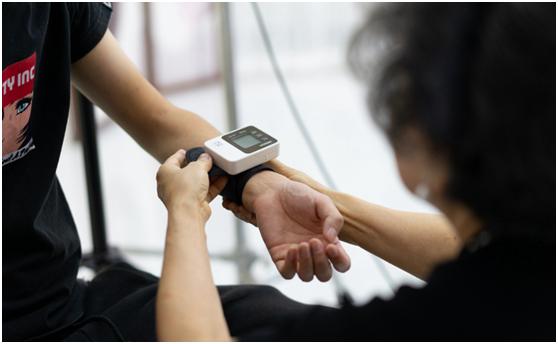 72岁奶奶平面模特,70岁奶奶惊艳超模坚持走秀9年