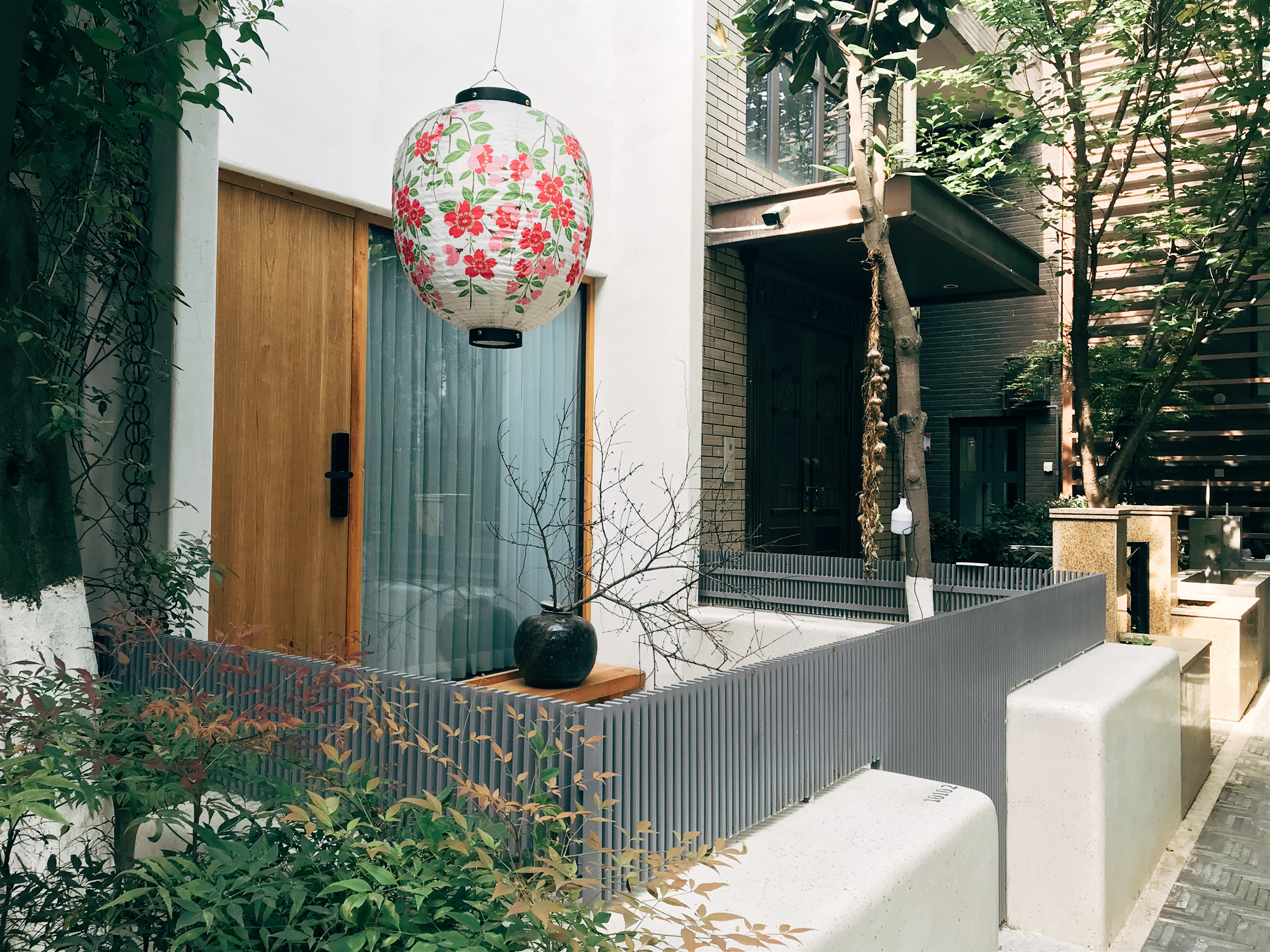 这对夫妇的家，用上海老洋房的地板铺浴缸，用石英砂做“茅厕”