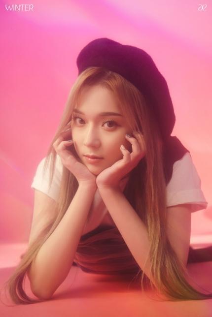 韩网炸了！女团成员工作时疑被*拍偷**裙底，6秒“作案”视频疯传…