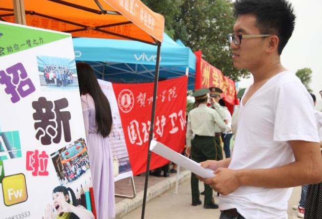 学校床选上铺还是下铺,大一新生选床