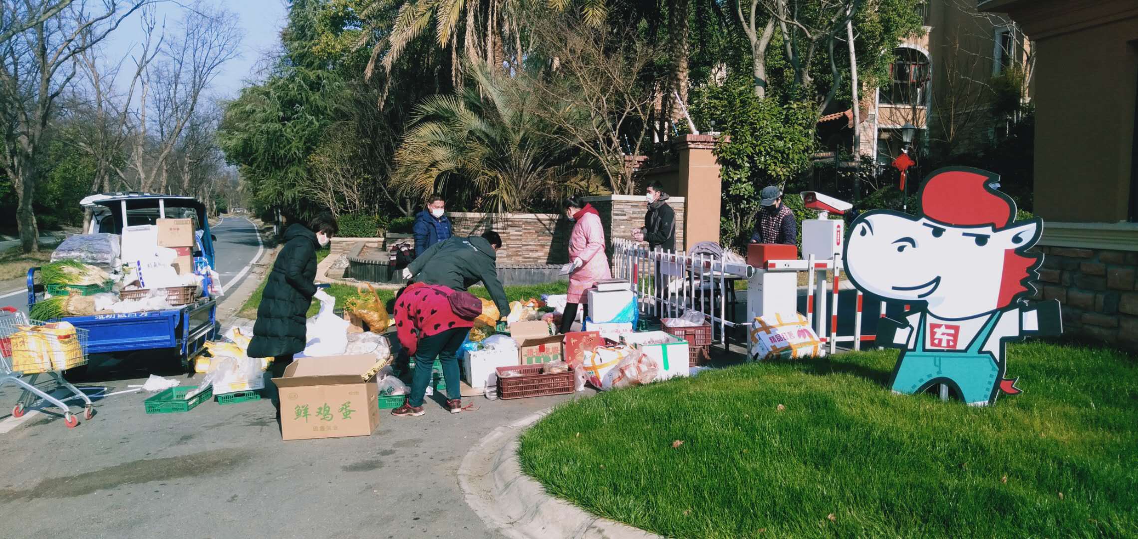 在东原纳帕溪谷，有一个“抛妻弃子”舍身抗疫的物业人