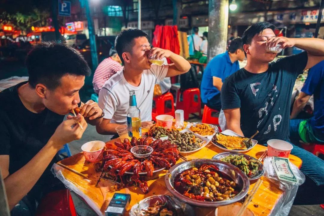 “足球一转黄金百万”，但是没钱足球还真“玩不转”|财智观点