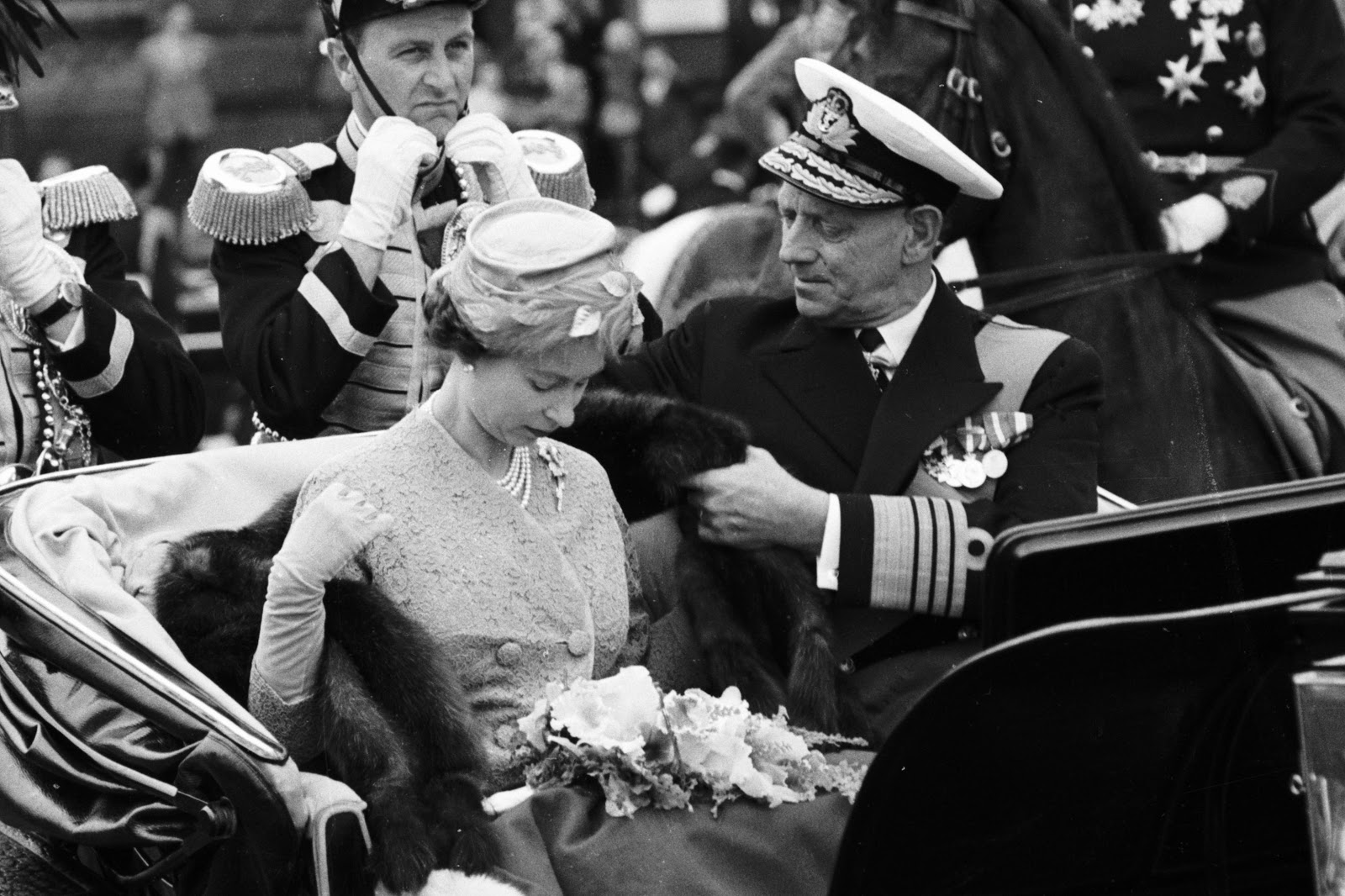 粉红美钻送公主,成全莉莉贝特少女心,女王的这枚花型胸针不简单