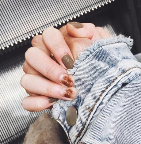 指甲冬天裂口如何预防,冬天指甲开裂怎么治好