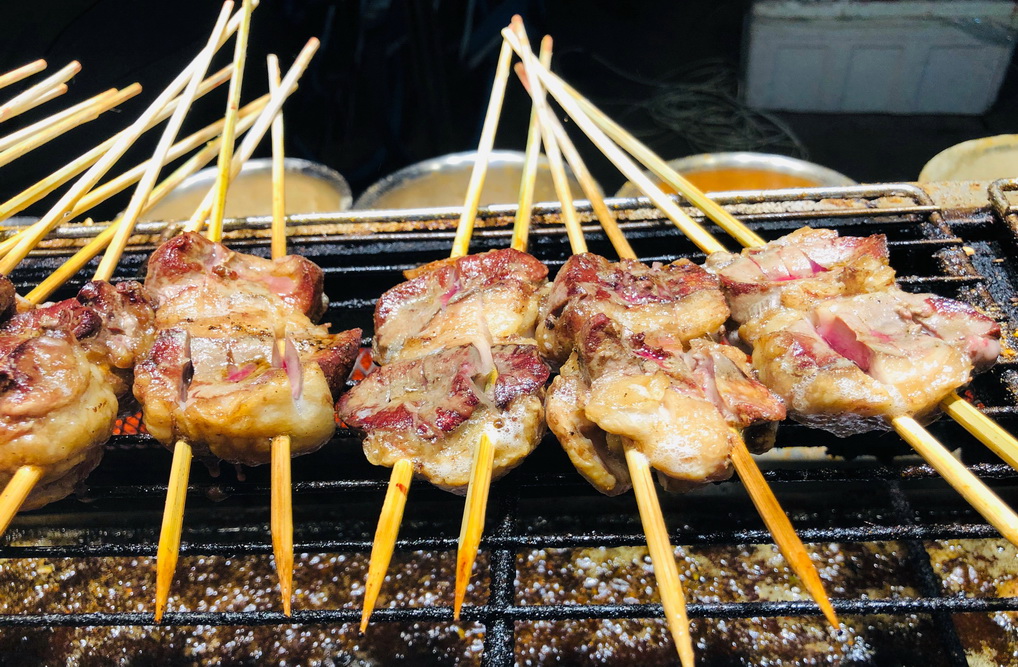 阜新夜市烤肉火爆：大串15元两，小串10元仨，也说说你那嘎达啥价
