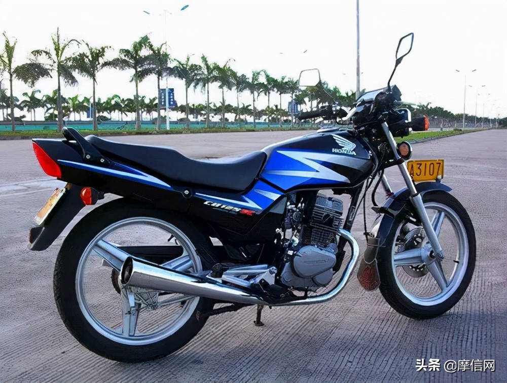 90年代国产两轮摩托车,经典带脚踩的怀旧老摩托