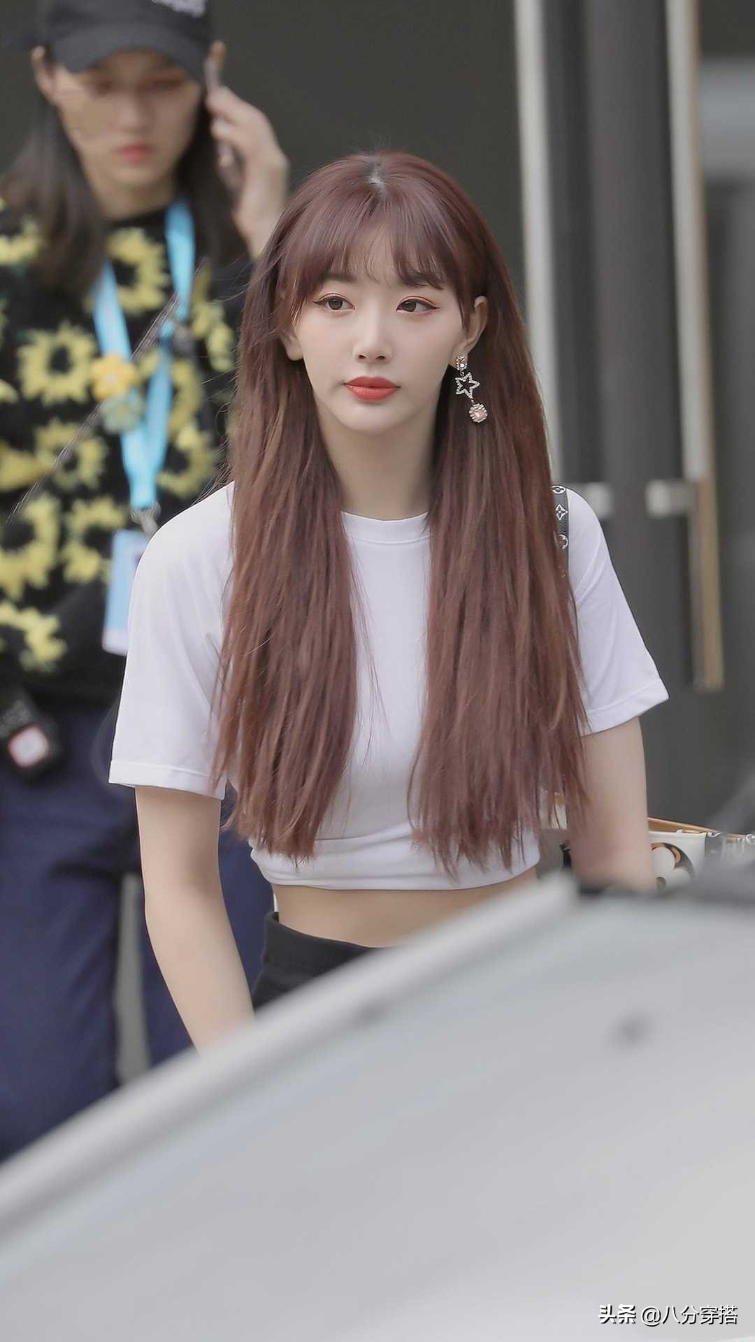 孔雪儿的穿搭胆大!白色T恤搭配运动裤,帅气风格让人心动